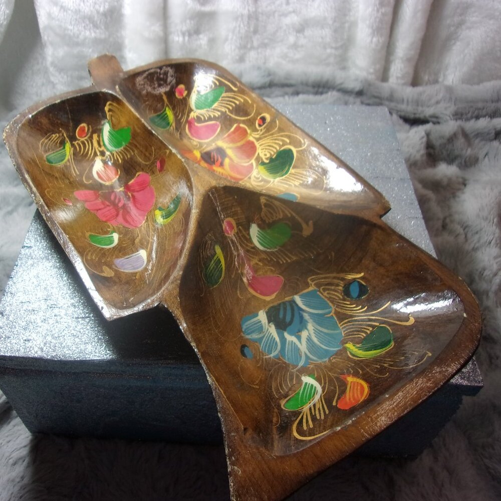 H-190 VINTAGE HAND CARVED & PAINTED NUT BOWL